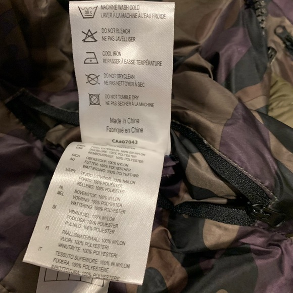 EUC reversible light weight down filled jacket. - Picture 9 of 11